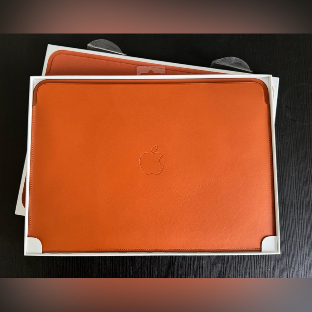 Brand New! Leather 13' inch Apple Case.